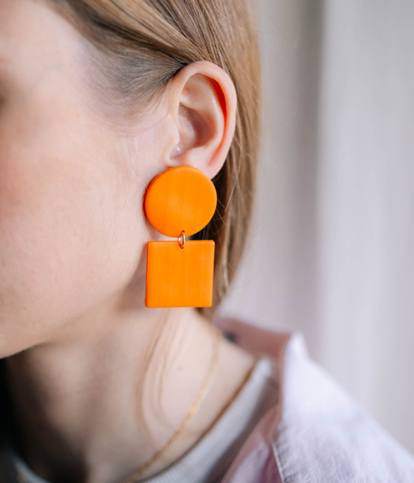 boucles-d'oreilles-roca-cabanon-unies-portées